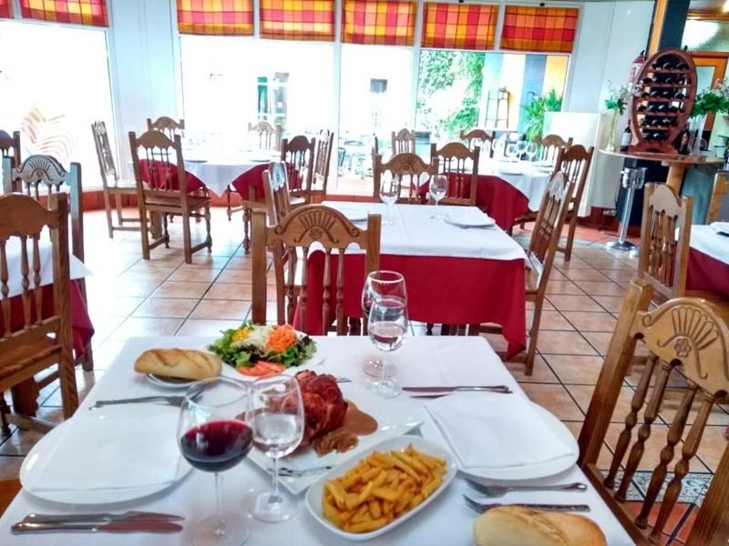 Las Piscinas Balmaseda mesas servida con comida