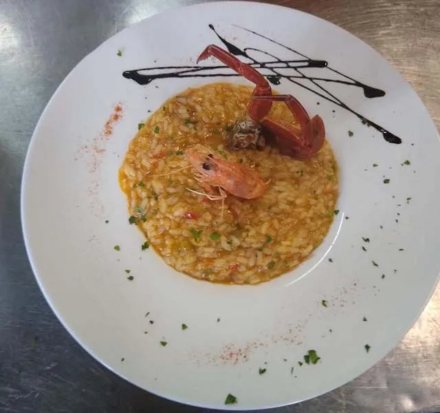 Las Piscinas Balmaseda paella servida