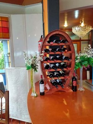 Las Piscinas Balmaseda botellas de vino