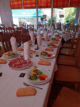 Las Piscinas Balmaseda platos en mesa