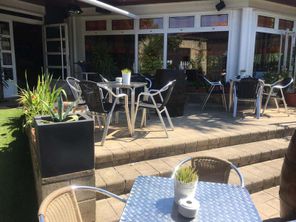 Las Piscinas Balmaseda patio con sillas