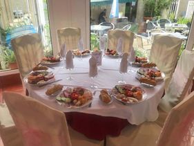 Las Piscinas Balmaseda mesa servida para evento