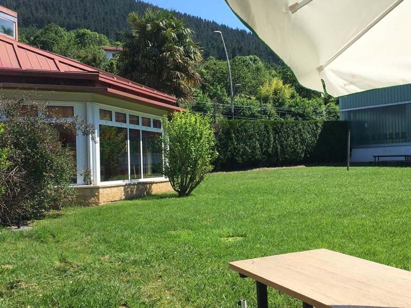 Las Piscinas Balmaseda patio