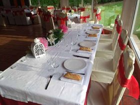 Las Piscinas Balmaseda mesa adornada para evento