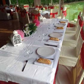 Las Piscinas Balmaseda mesa adornada para evento