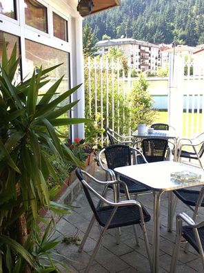 Las Piscinas Balmaseda sillas en patio