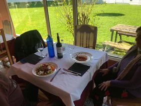 Las Piscinas Balmaseda personas con comida
