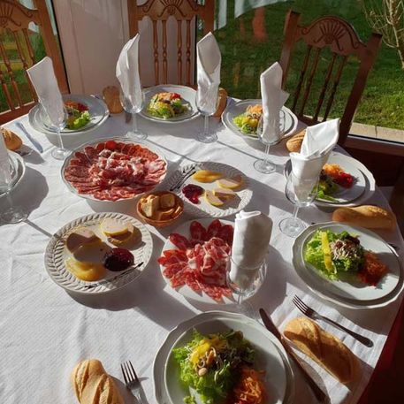 Las Piscinas Balmaseda mesa con comida
