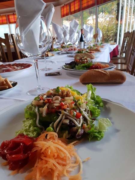Las Piscinas Balmaseda ensalada servida